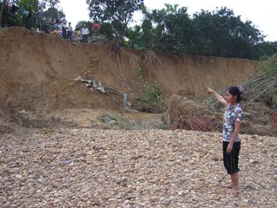 Hà bá “nuốt” làng sau lũ  - 12